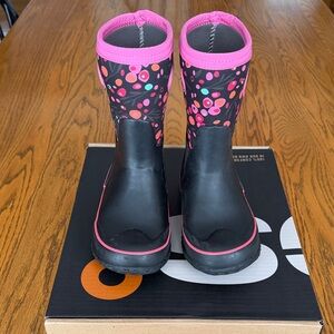 BOGS Girls Size 1 Grasp Cattail Black and Pink Waterproof Boots